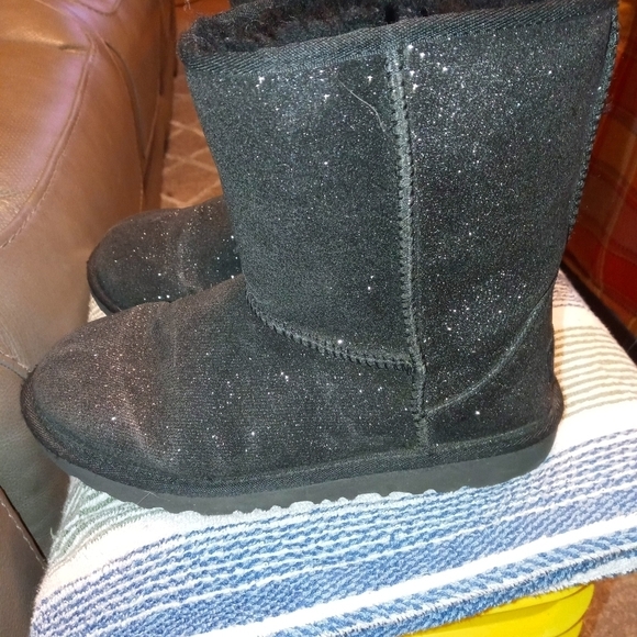 UGG CLASSIC II SHORT BLACK GLITTER GIRLS 4 FAUX FUR LINED PULL ON WINTER BOOTS - Picture 5 of 13